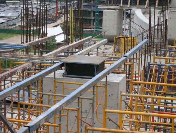 Very large bearing placed on column head