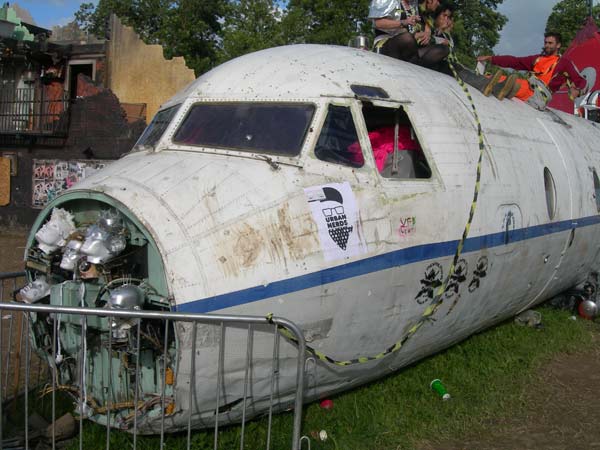 Glastonbury Festival exhibits Anarchist stencil work on an old plane